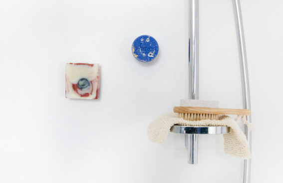 Un porte savon aimanté pour une salle de bains minimaliste
