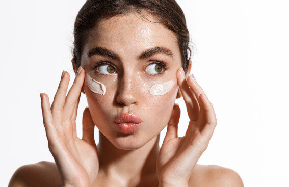 Nourrir et hydrater sa peau, quelles différences ?