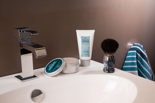 Sublimez votre routine de rasage avec le savon à barbe Au Pays des Ânes ! 