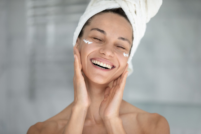Prendre soin du contour de ses yeux : une routine tout en douceur 