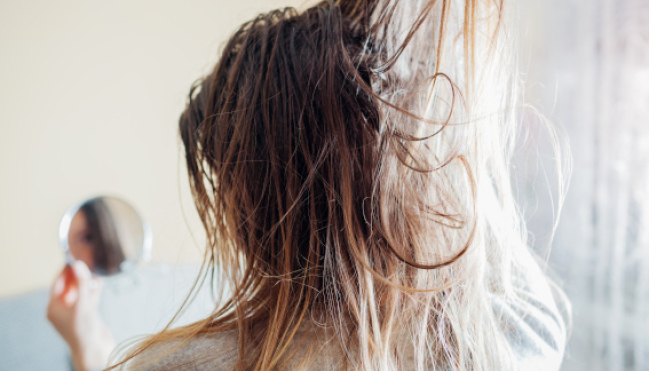 Cheveux poisseux : problème de shampoing ou de lavage ?