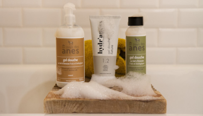 Gel douche au lait d’ânesse : le remède cutané aux eaux calcaires ?