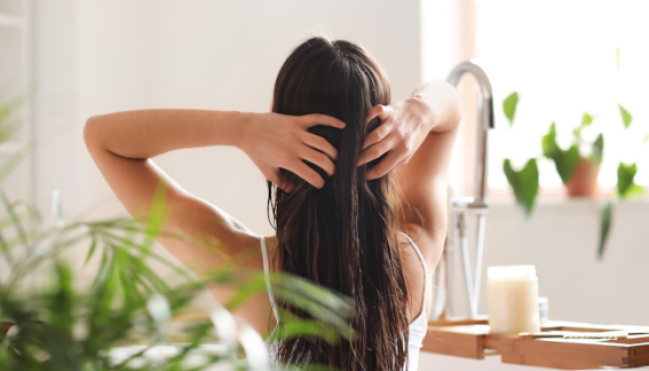 Lutter contre la chute de cheveux, quelles astuces naturelles ?