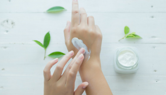 Quelle crème mains choisir pour passer l’hiver ?