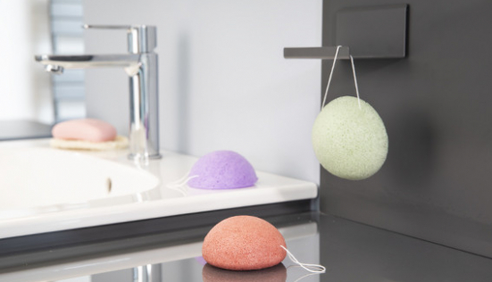 Après l'utilisation d'une éponge konjac faut-il hydrater son visage ?