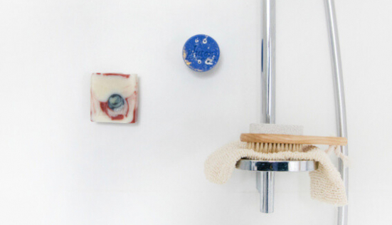 Un porte savon aimanté pour une salle de bains minimaliste