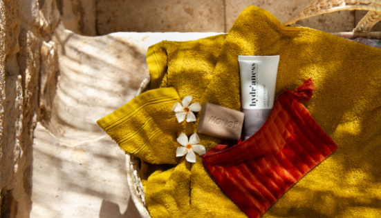 Quels cosmétiques emporter dans ma trousse d'été ?