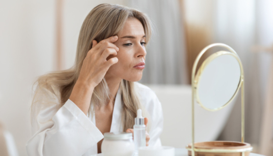 Quelle différence entre le sérum anti-âge et le contour des yeux ?