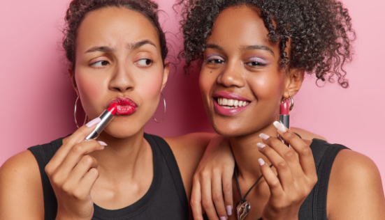 Comment mettre du rouge à lèvres correctement ?