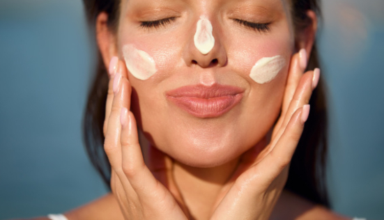 Prendre soin de sa peau l’été avec des cosmétiques au lait d’ânesse