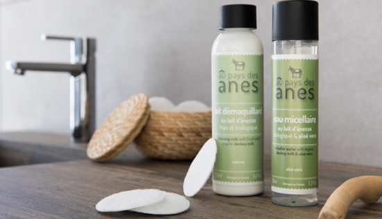 Lait démaquillant VS Eau micellaire : quel produit choisir pour votre peau ? 