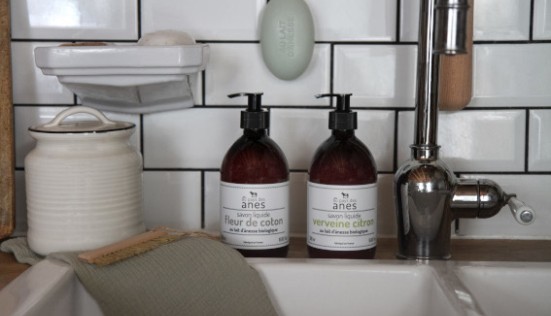 Savon liquide au lait d’ânesse : la solution contre les mains sèches