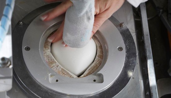 Comment est fabriqué un savon au lait d’ânesse ? Étapes et ingrédients clés