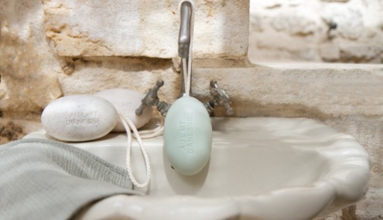 Savon au lait d’ânesse pour les mains abîmées : une solution douce au quotidien