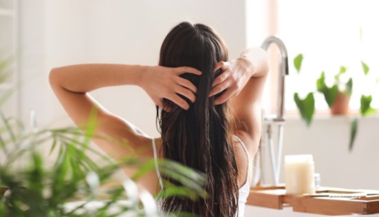 Lutter contre la chute de cheveux, quelles astuces naturelles ?