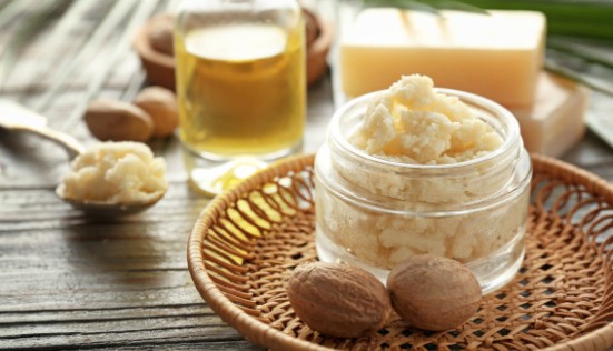 Beurre de karité vs lait d'ânesse : quel soin choisir pour une peau sèche ?